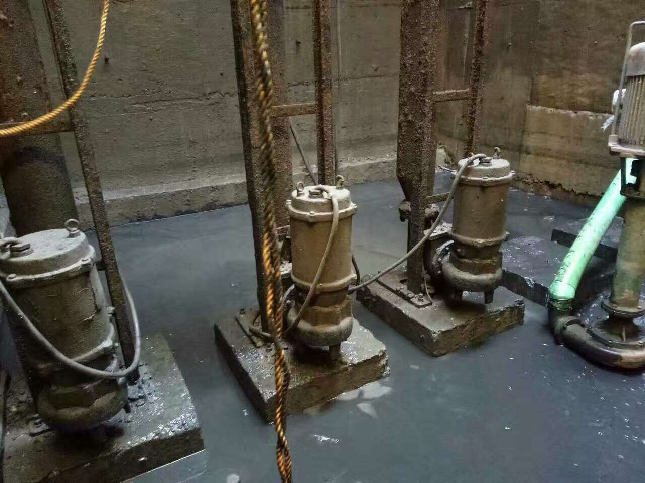 宜秀污水池清理