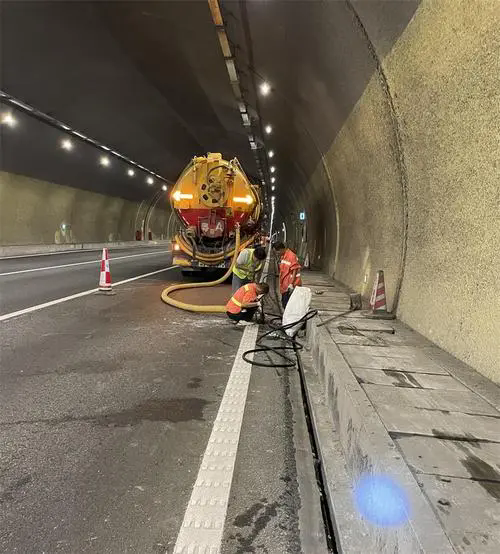 宜秀隧道排水渠清淤